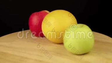 苹果和橙红色、绿色和黄色360度旋转